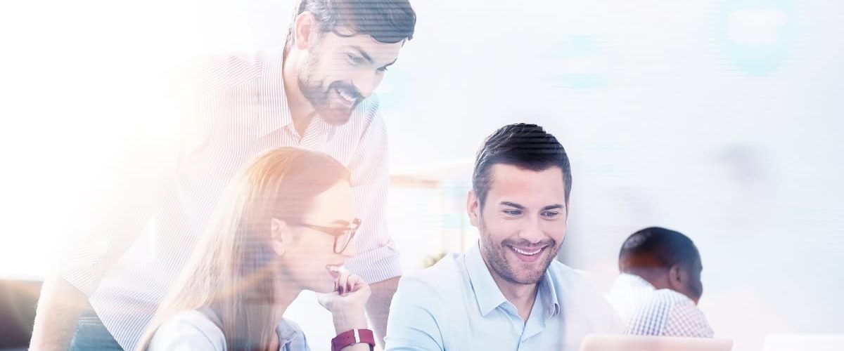 gente con compromiso laboral en la empresa