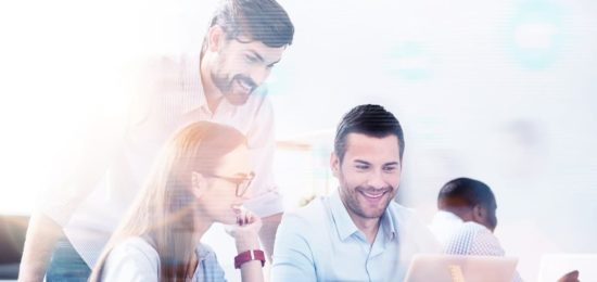 gente con compromiso laboral en la empresa