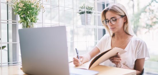 mujer desmotivación laboral