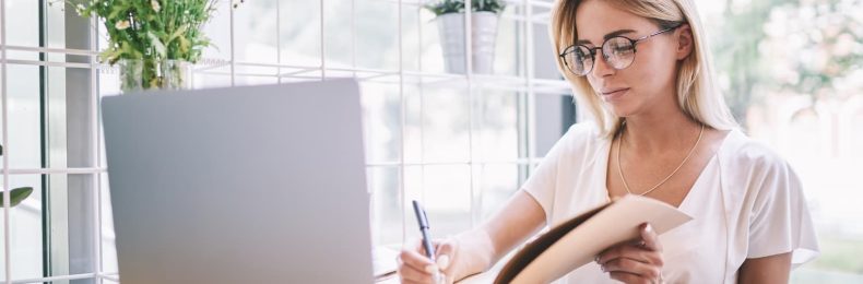 mujer desmotivación laboral