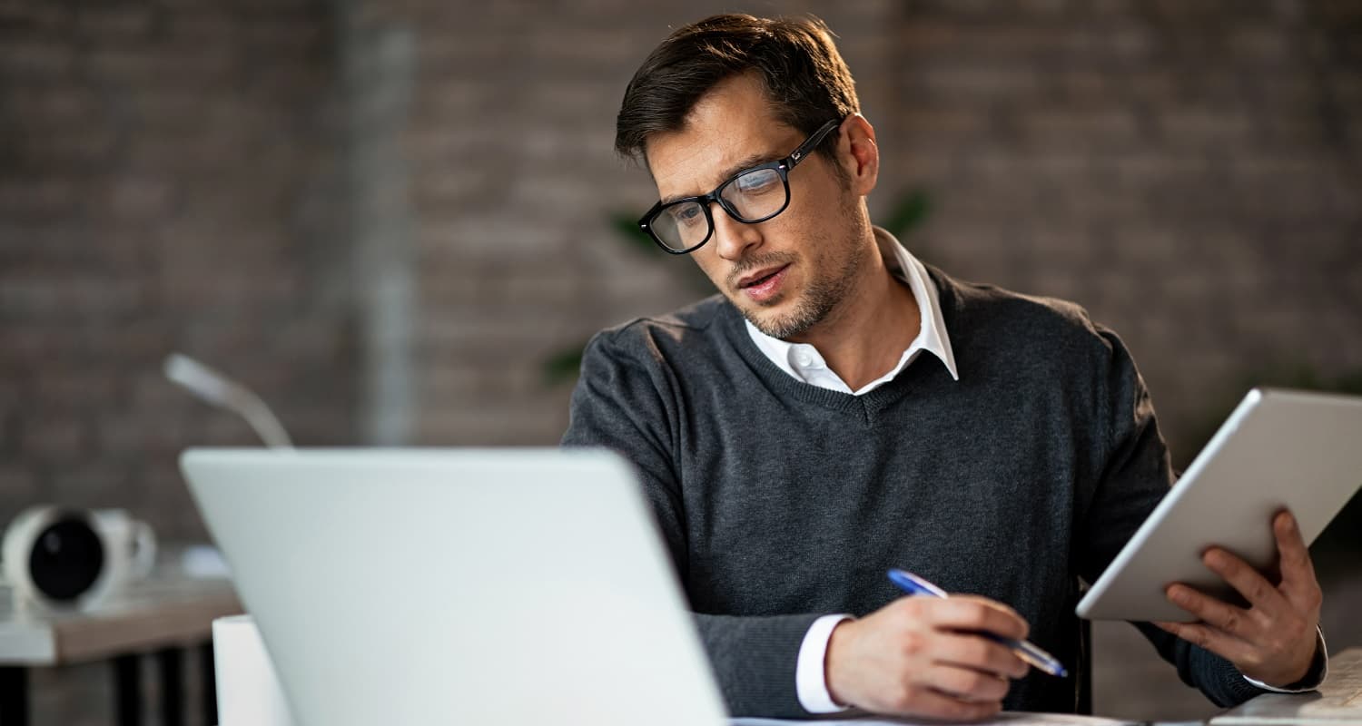 hombre gestionando gastos de empresa